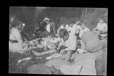 1918 Cubs up-river tea time
